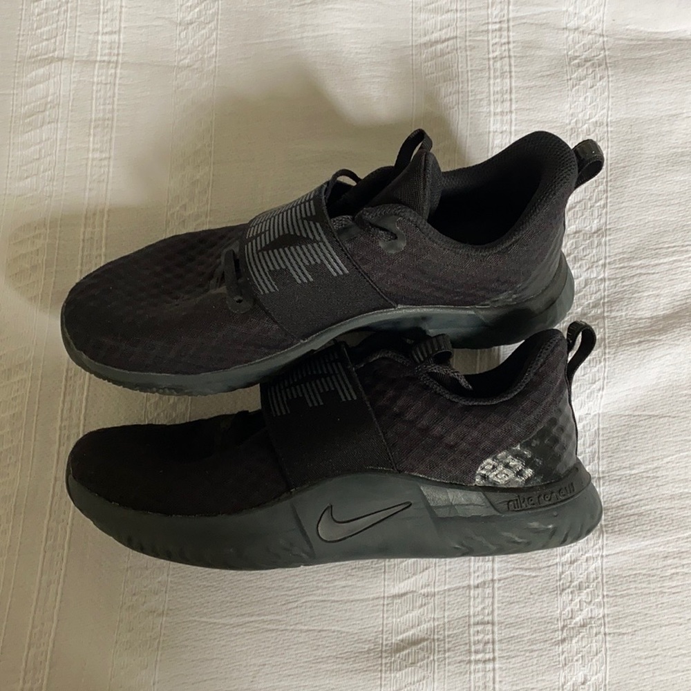Black Nike TR 9